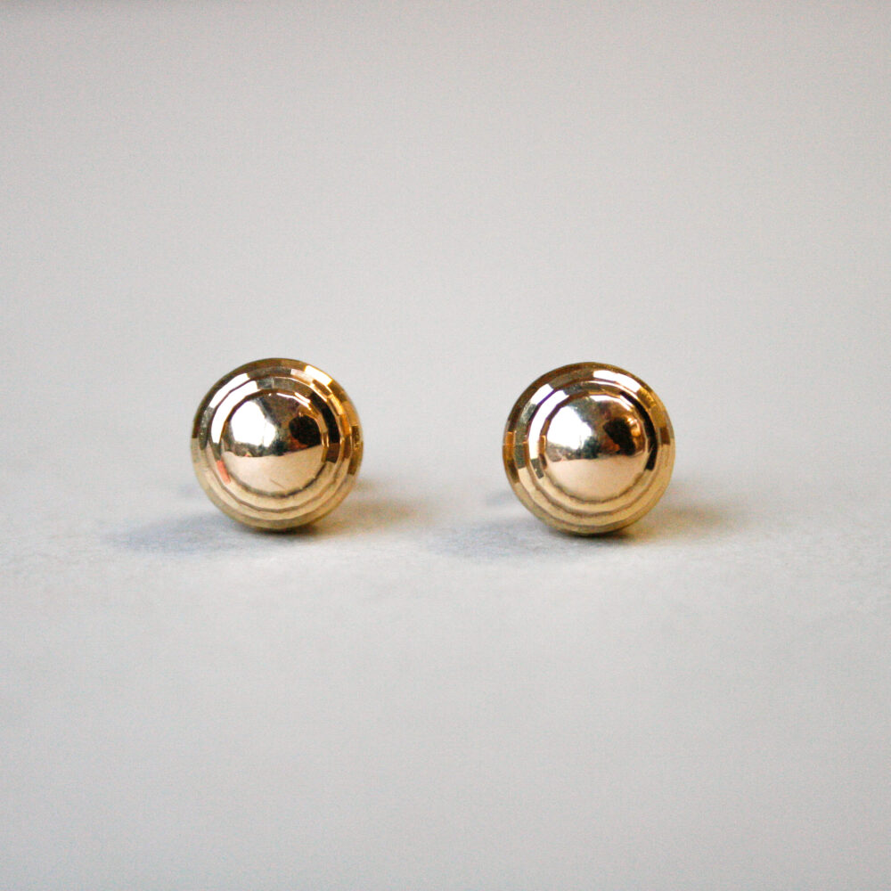 Aesthetic pair of 18ct gold facetted ball earrings