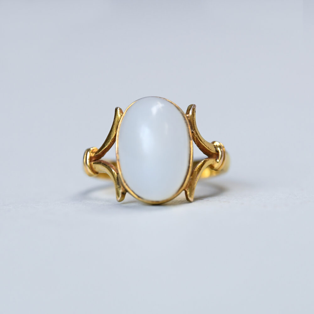 Substantial 18ct gold white chalcedony cabochon ring, c.1940s