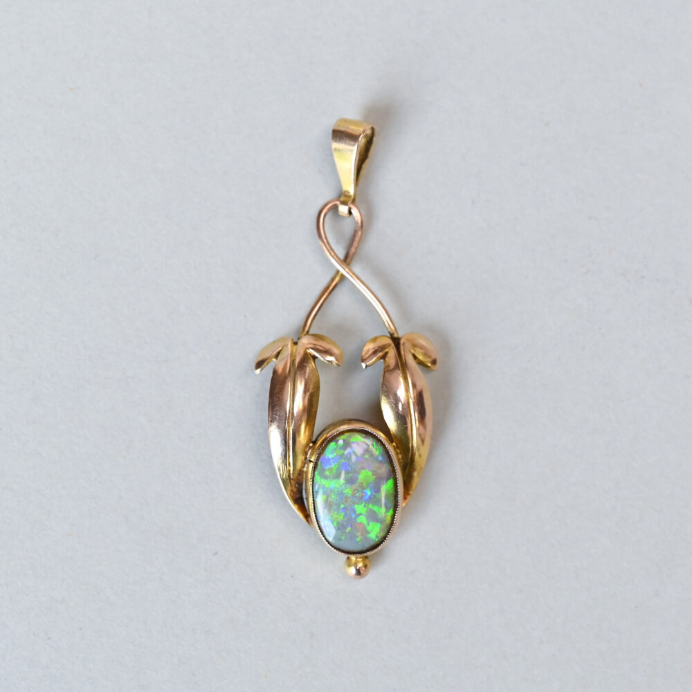 Vintage 9ct gold opal leafy pendant